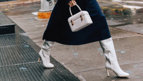 Looks com bota off white: 6 combinações para arrasar na temporada
